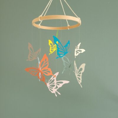 Mobile bébé papillon personnalisable en taille et couleur, idéal cadeau de naissance ou déco de chambre enfant.