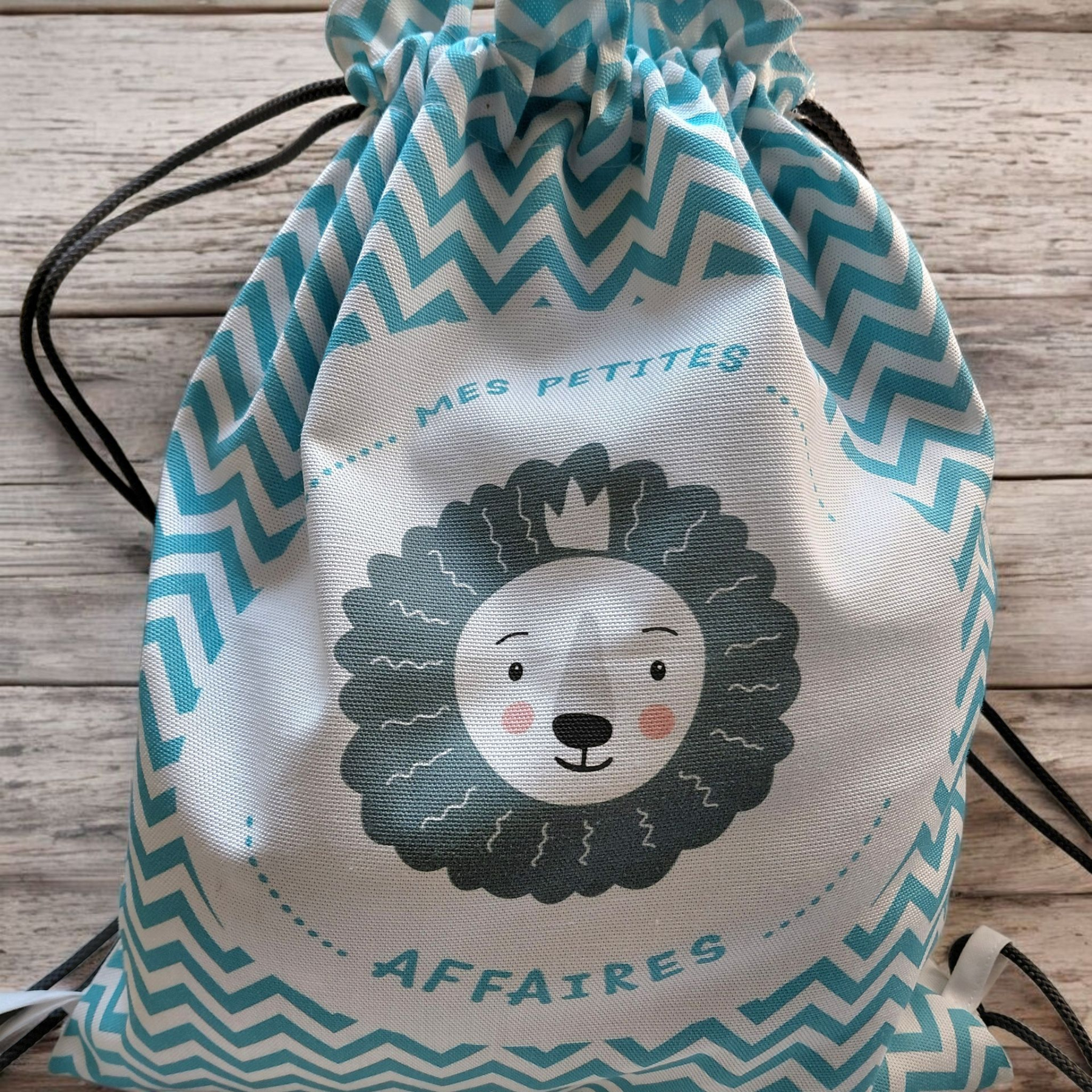 Sac à dos pochon enfant motif Lion personnalisé – “Mes petites affaires” – Fait main
