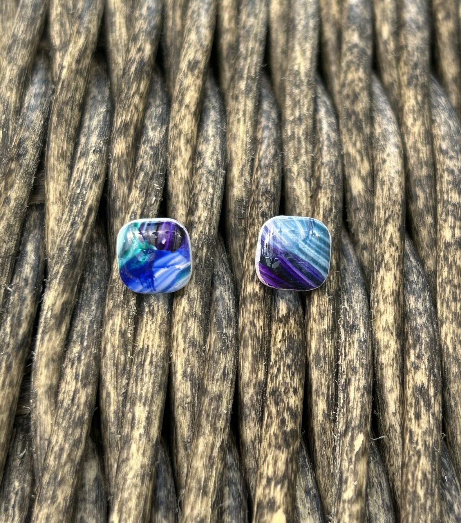 Boucles d’oreilles « Les petits carrés » en pâte polymère, bleu foncé – Image 2