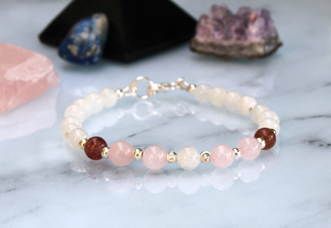Bracelet fin en pierre de lune, quartz rose et quartz fraise avec perles argent 925