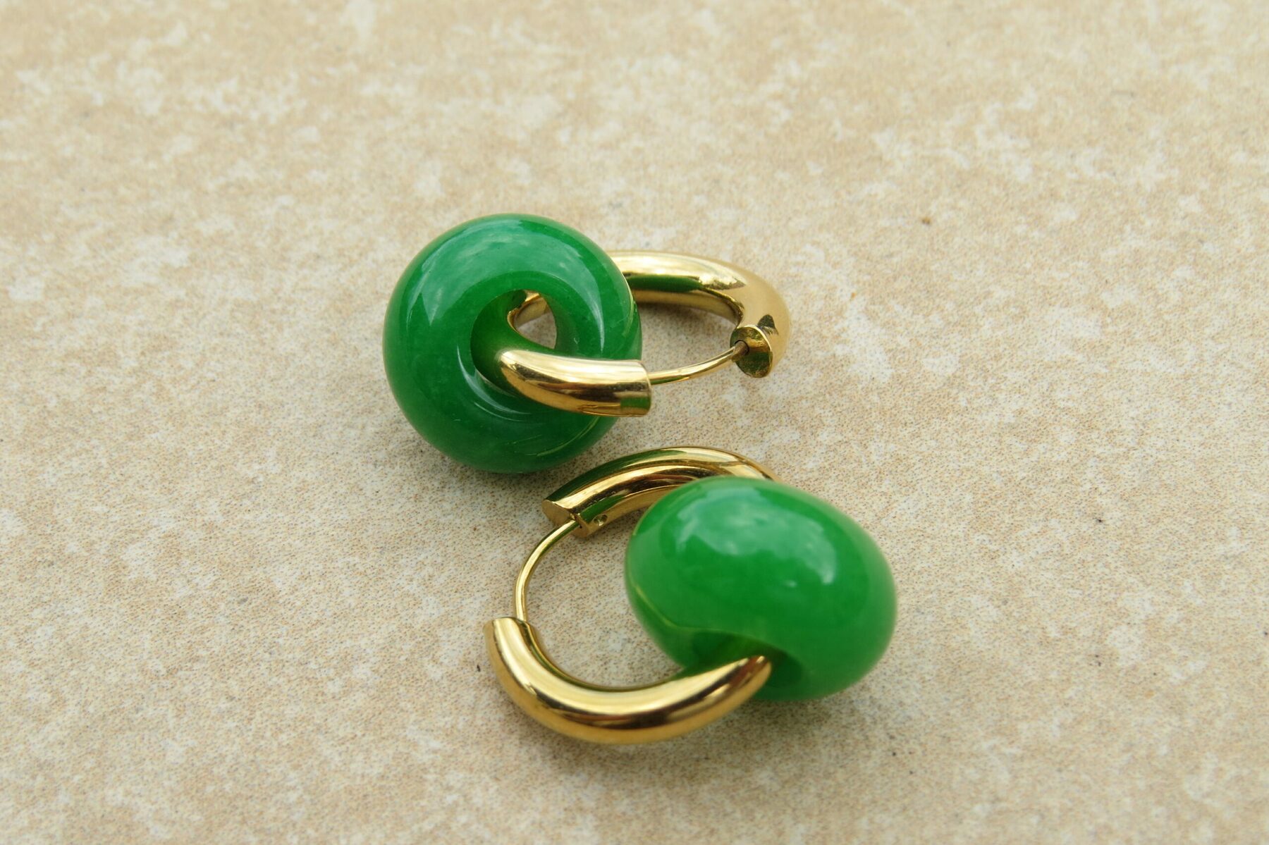 Boucles d’oreilles donuts en jaspe vert et acier inoxydable – Image 2