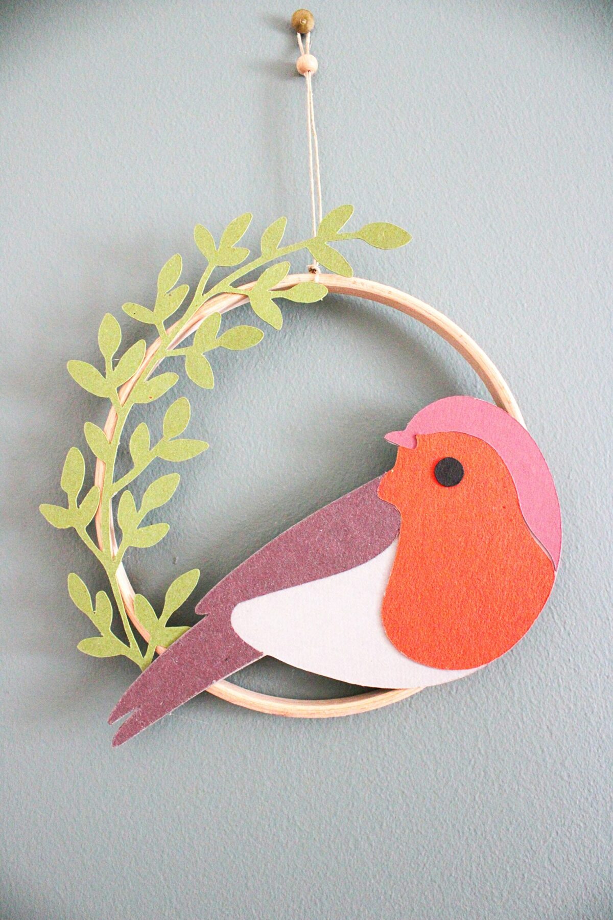 Objet mural original avec oiseau et feuillage, papier recyclé et bois naturel