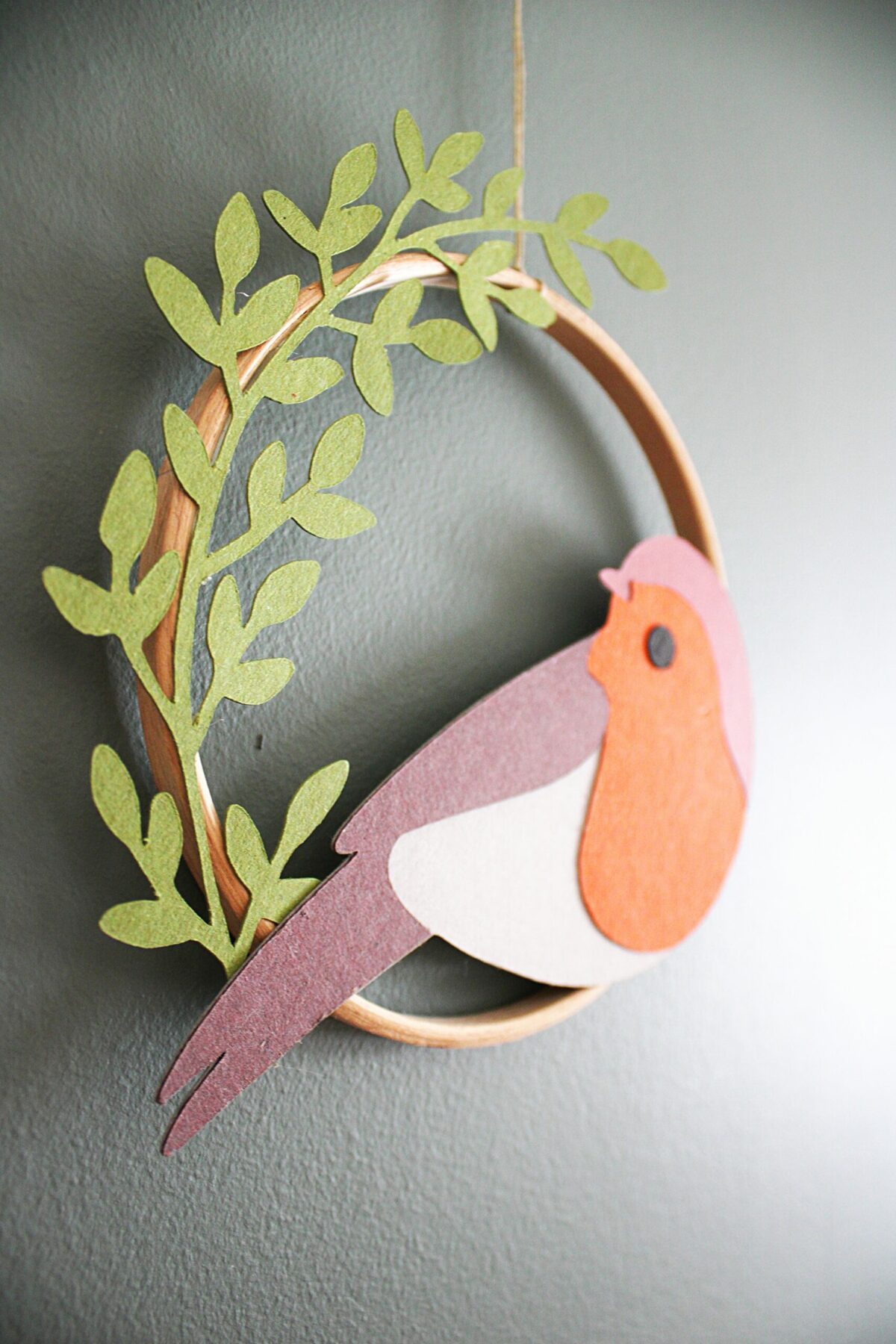 Déco murale bohème avec oiseau et feuilles en papier dans un cercle en bois