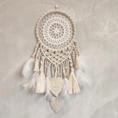 Attrape-rêve macramé, centre au crochet, bas agrémenté de pompons, plumes et feuilles en macramé.