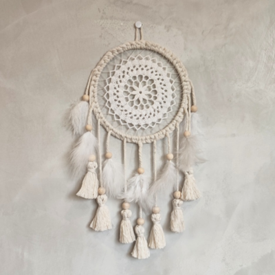 attrape-rêve macramé, centre au crochet, agrémenté de pompons et de plumes.