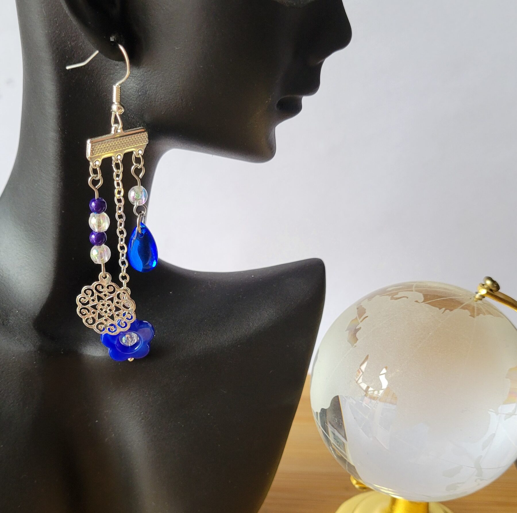 Paire de boucles d'oreilles argentées et fleur bleue