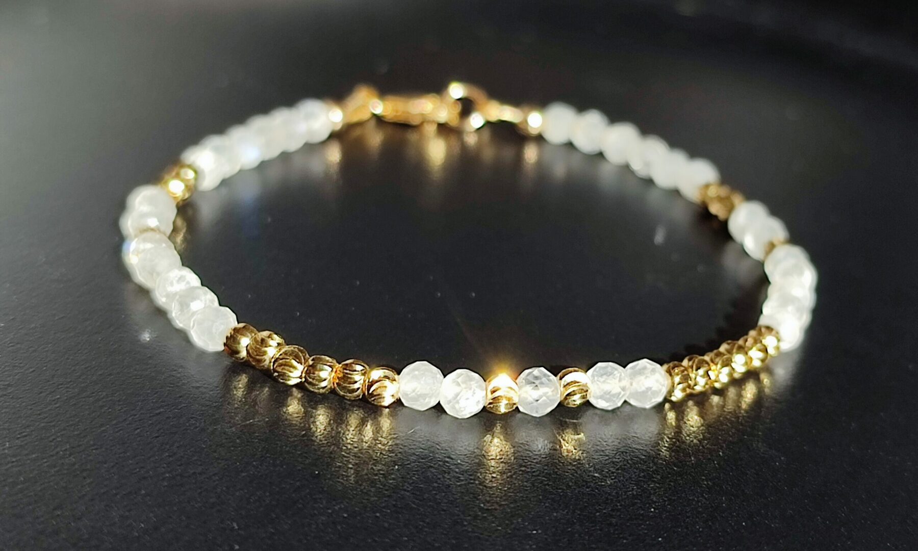 Bracelet fin en Pierre de lune arc en ciel facettée 3mm – Image 3