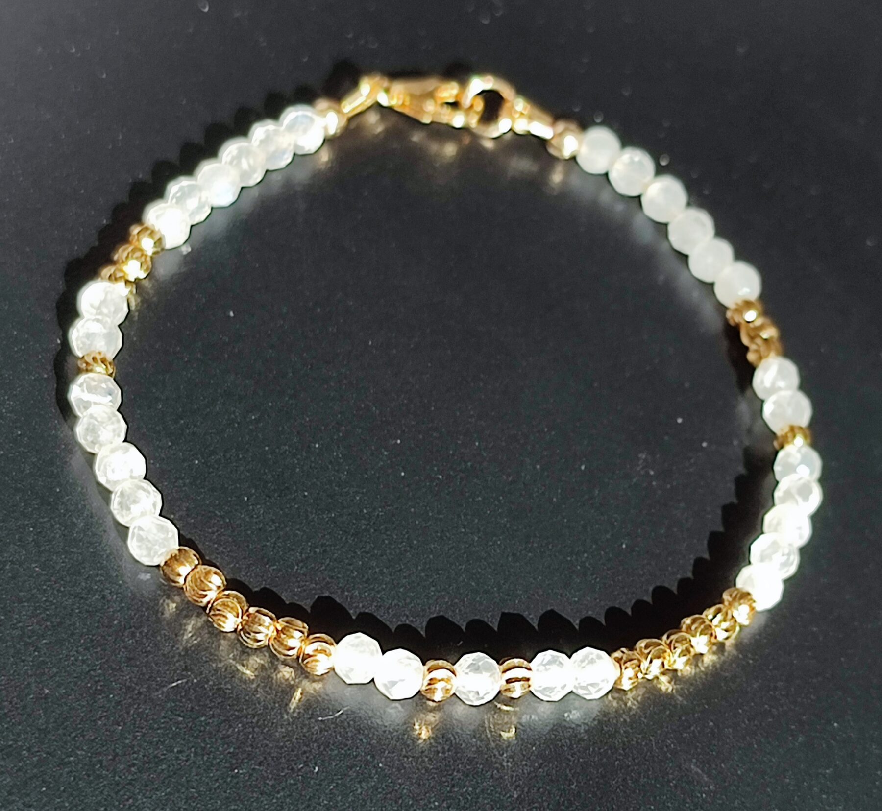 Bracelet fin en Pierre de lune arc en ciel facettée 3mm