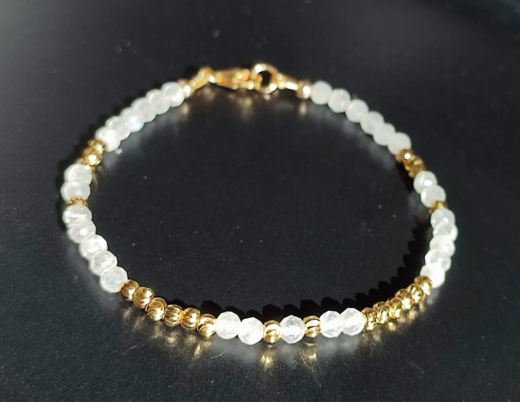 Bracelet fin en Pierre de lune arc en ciel facettée 3mm – Image 2