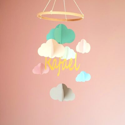 Mobile bébé personnalisable avec prénom, fabriqué à la main en papier cartonné recyclé.