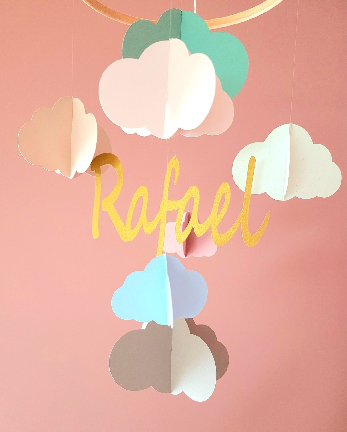 Fabriqué avec du papier cartonné recyclé et conçu avec soin, ce mobile bébé personnalisé est une alternative poétique et écologique aux décorations classiques.