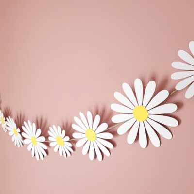 Guirlande suspendue de marguerites en papier cartonné recyclé