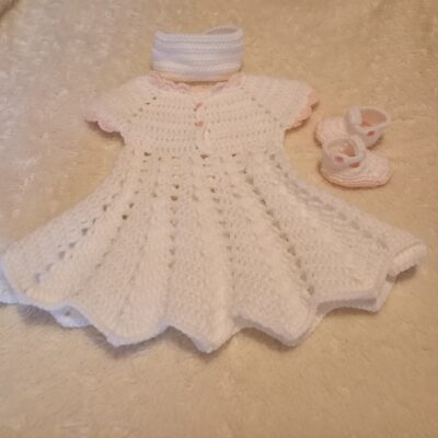 Ensemble au crochet robe, bandeau et chaussons