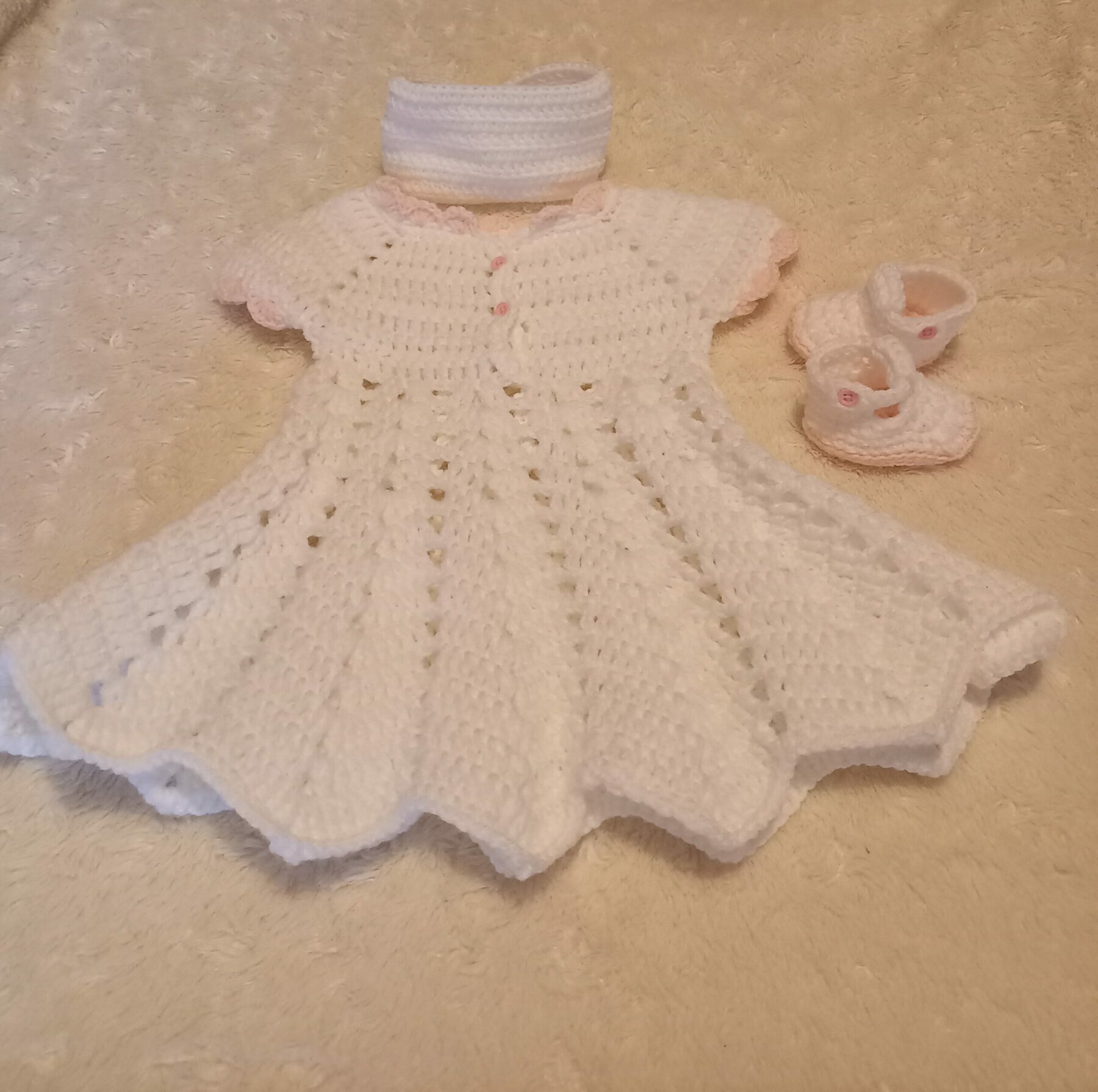 Ensemble au crochet robe, bandeau et chaussons