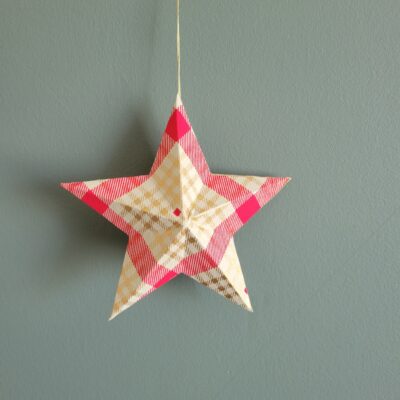 Décoration étoile en papier fait main pour chambre d’enfant ou fêtes.