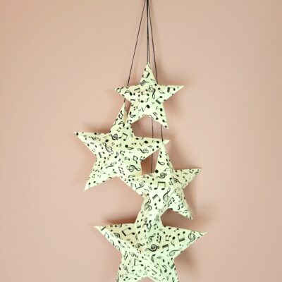 Étoiles 3D suspendues faites main, déco murale moderne pour chambre enfant ou adulte.