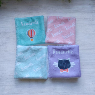 Lot de 4 lingettes lavables recto-verso en éponge de bambou – motif jours de la semaine