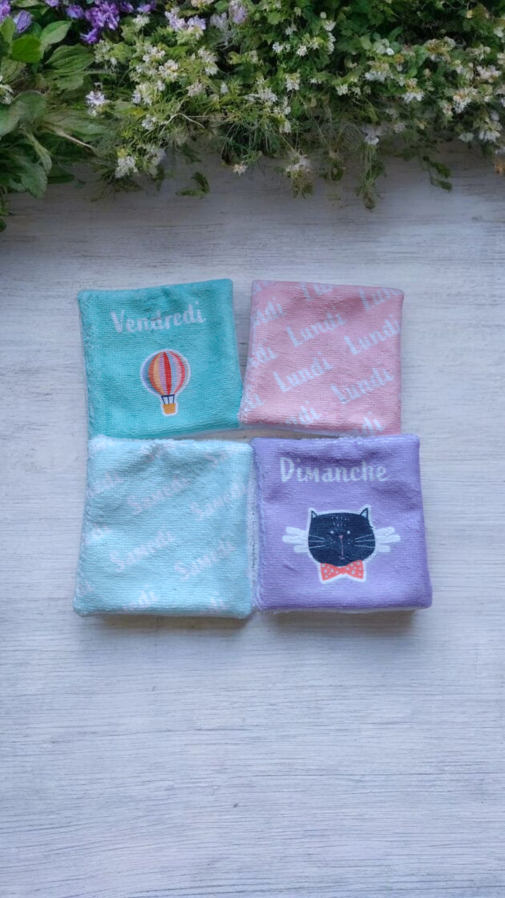 Lot de 4 lingettes lavables recto-verso en éponge de bambou – motif jours de la semaine