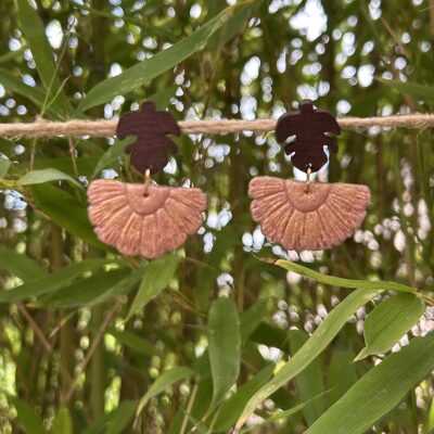 Boucles d’oreilles « Éventail » en pâte polymère rose gold et feuille en bois