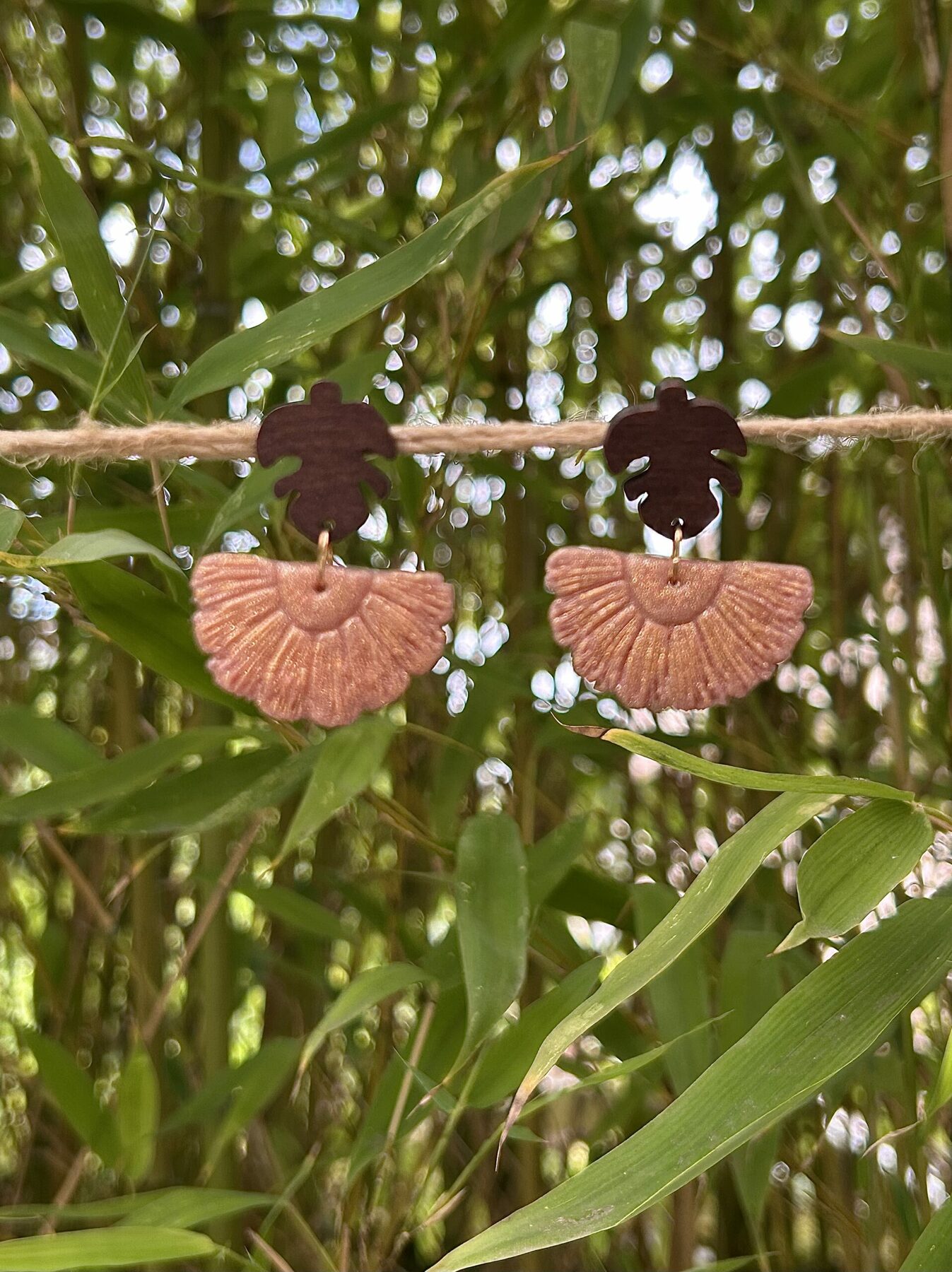 Boucles d’oreilles « Éventail » en pâte polymère rose gold et feuille en bois