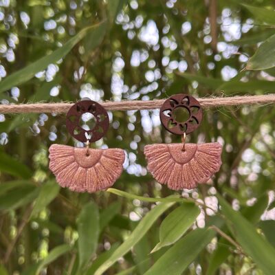 Boucles d’oreilles « Eventail » en pâte polymère rose gold et rosace en bois