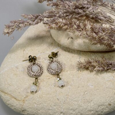 Boucles d'oreilles au crochet et perles en verre blanche, Saturne