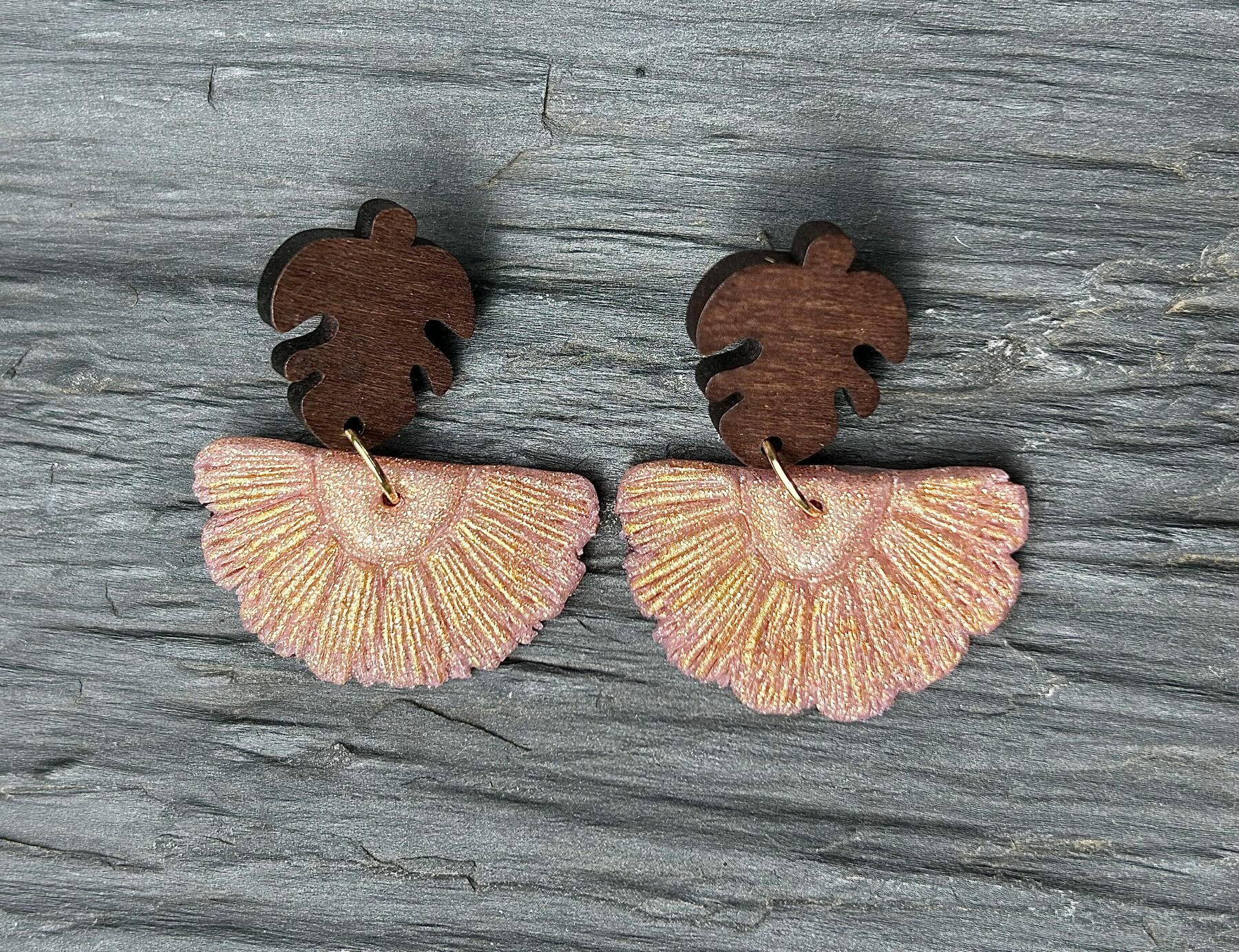 Boucles d’oreilles « Éventail » en pâte polymère rose gold et feuille en bois – Image 2