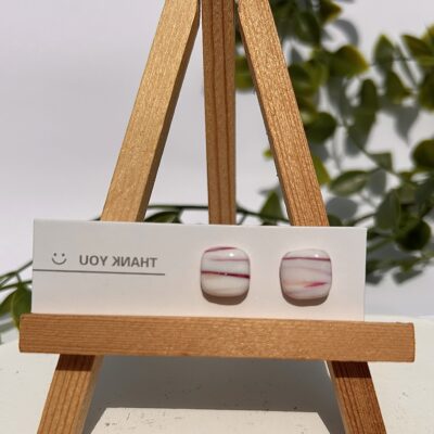 Boucles d’oreilles « Les petits carrés » en pâte polymère blanc et rose