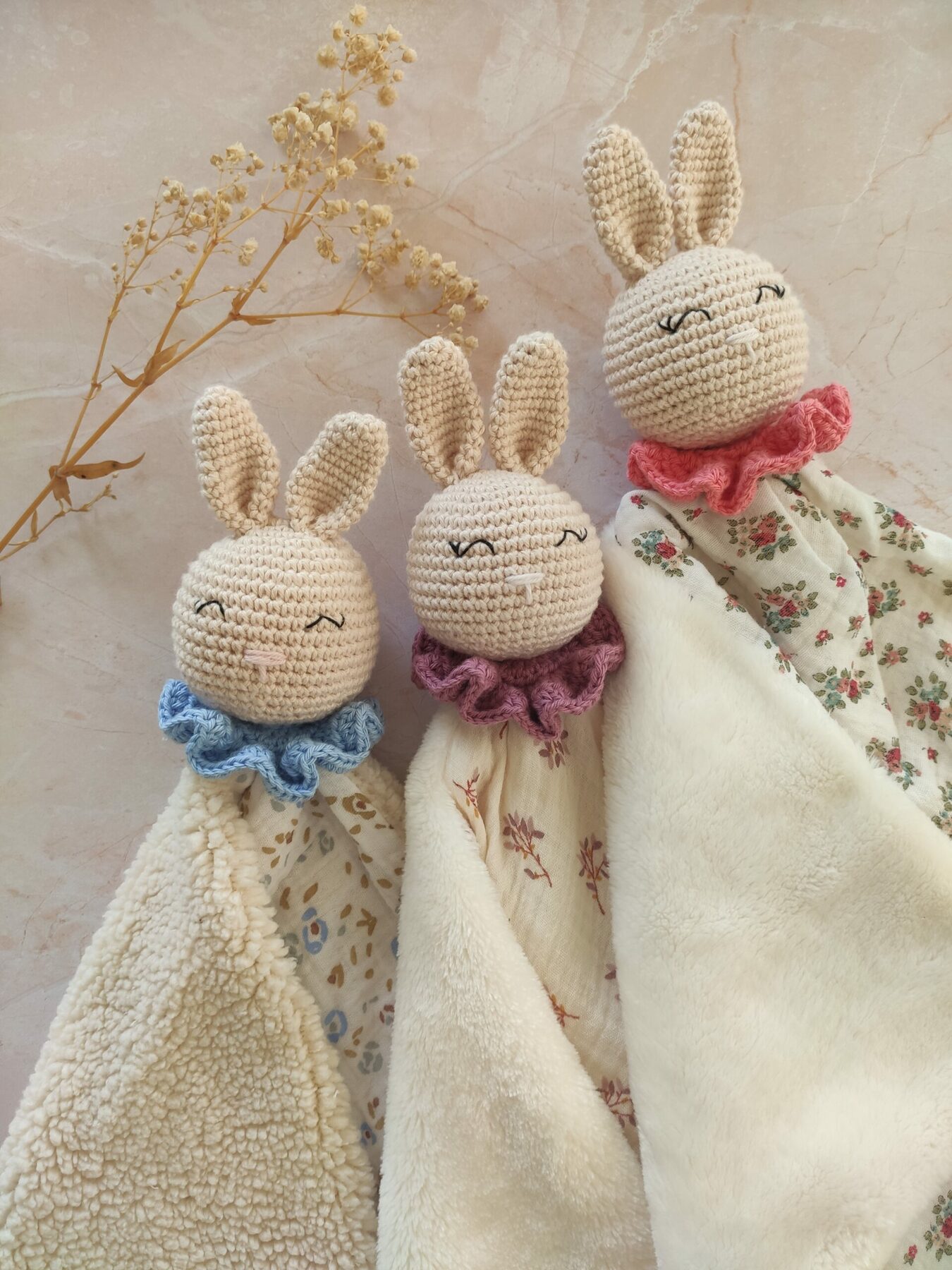 doudou lapin au crochet à personnaliser sur mesure