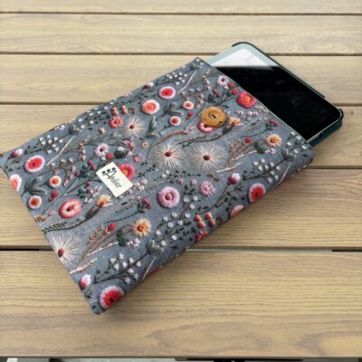Pochette protèges tablette/liseuse et livres. En lin premium fleurs de pré gris clair