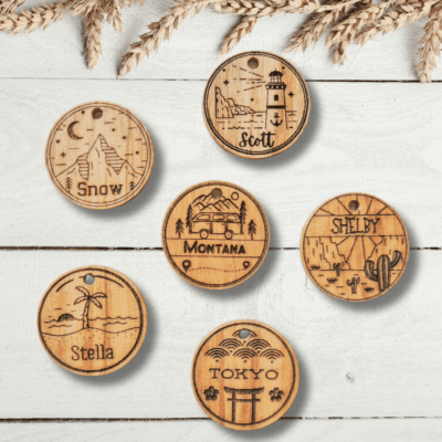 Collection de médailles en bois