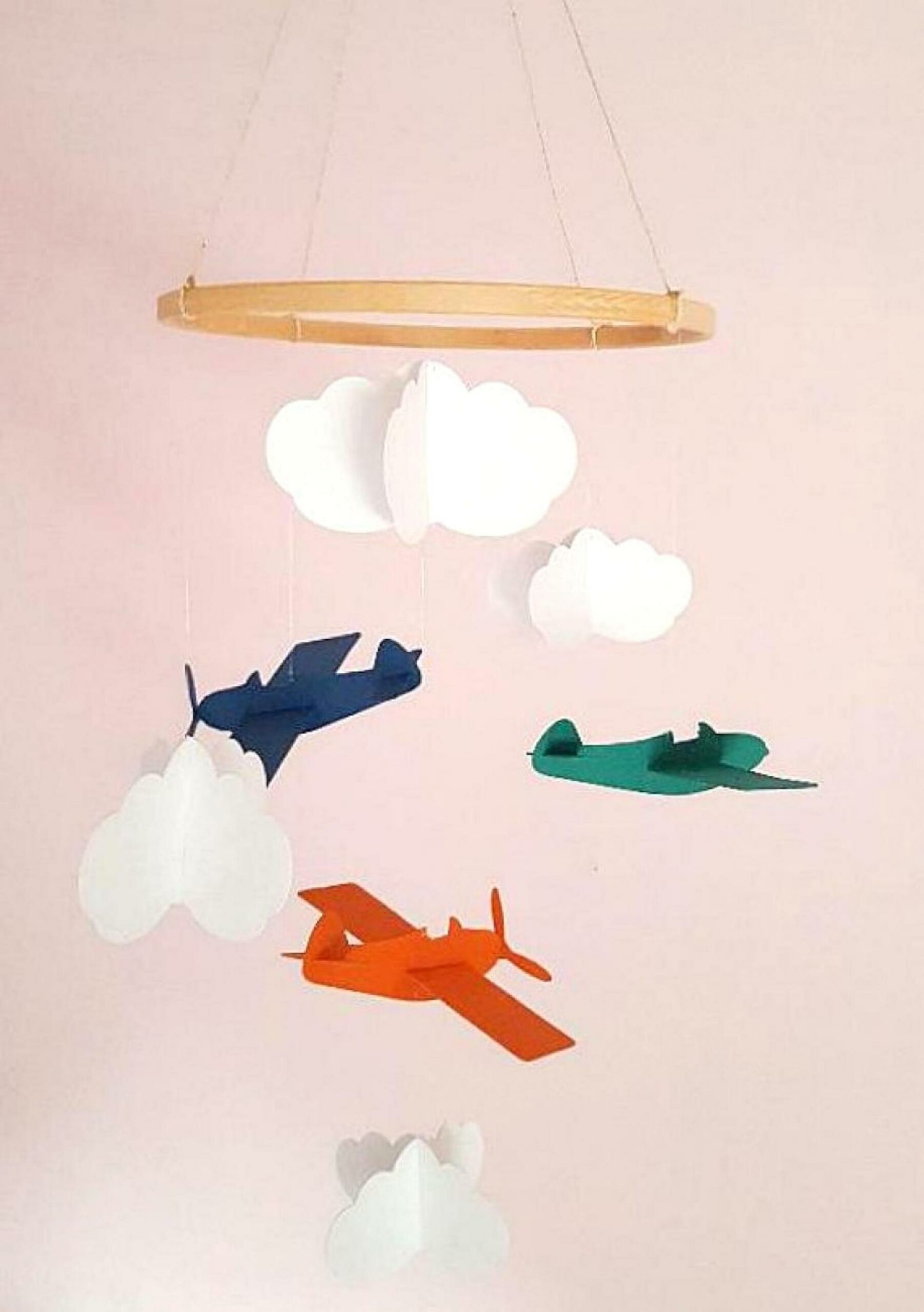 Mobile pour enfant avec avions multicolores et nuages en papier recyclé.