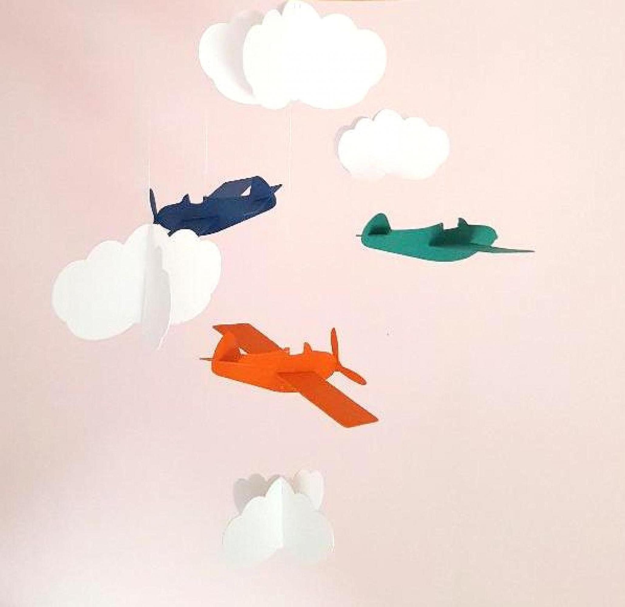 Mobile léger et poétique avec de charmants avions colorés.