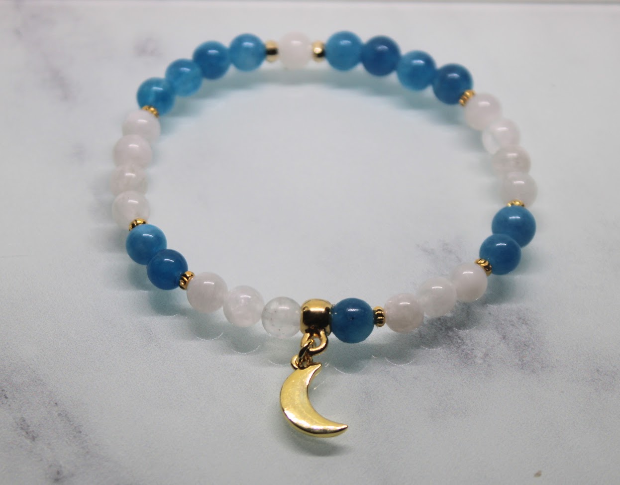 Bracelet en perles d' Apatite et de Pierre de Lune élastiqué avec breloque lune – Image 2