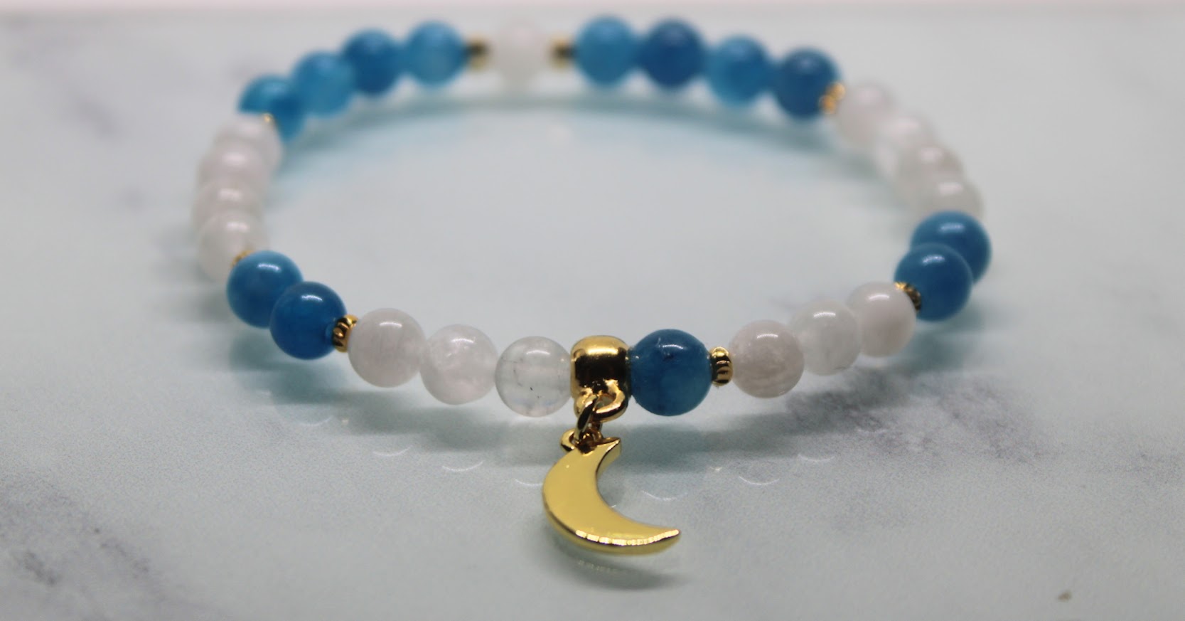 Bracelet en perles d' Apatite et de Pierre de Lune élastiqué avec breloque lune