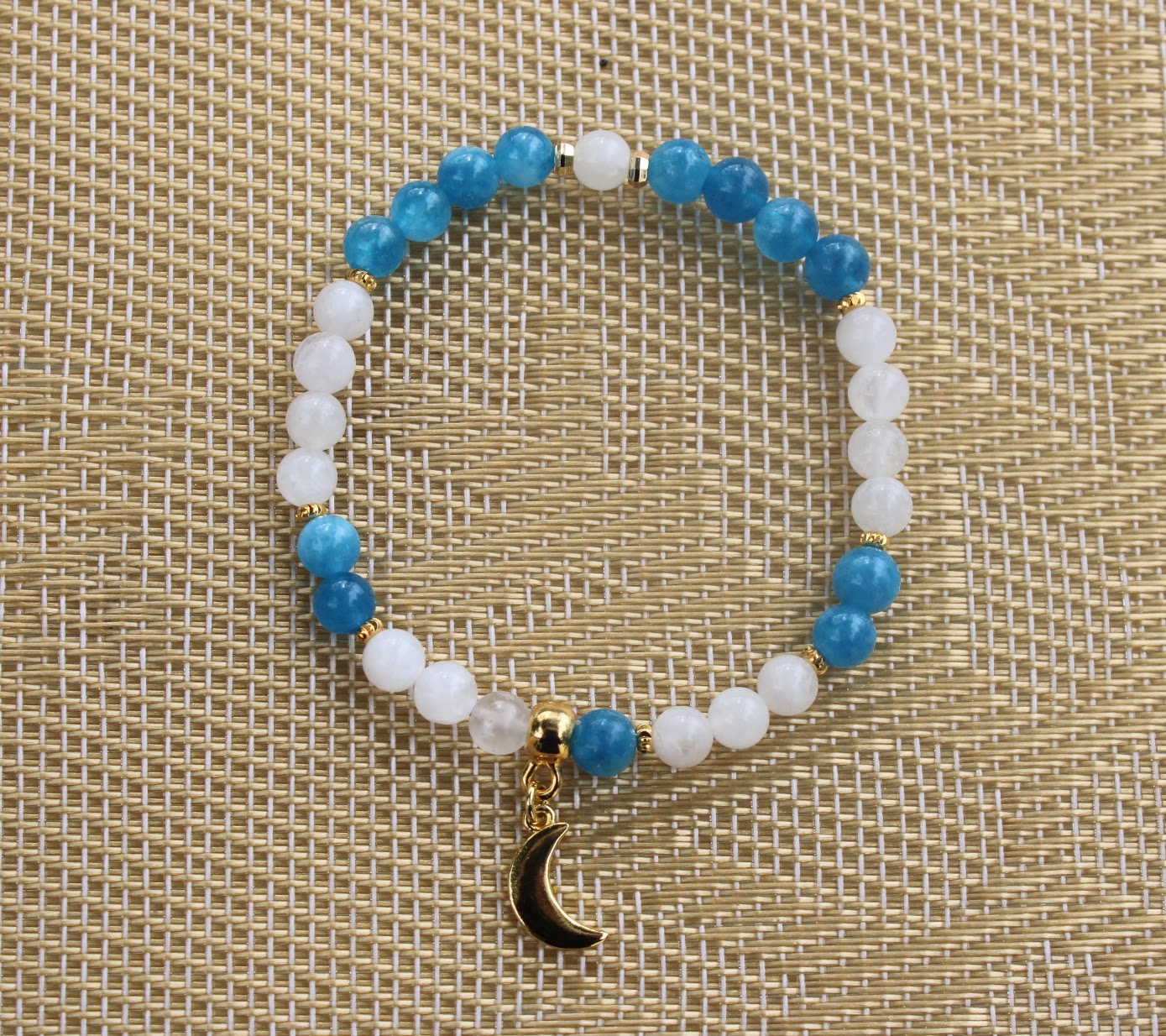 Bracelet en perles d' Apatite et de Pierre de Lune élastiqué avec breloque lune – Image 3