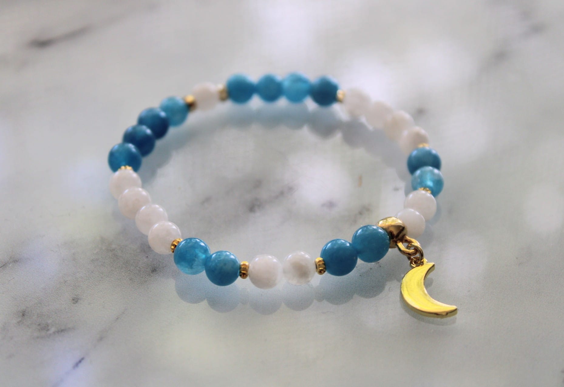 Bracelet en perles d' Apatite et de Pierre de Lune élastiqué avec breloque lune – Image 4