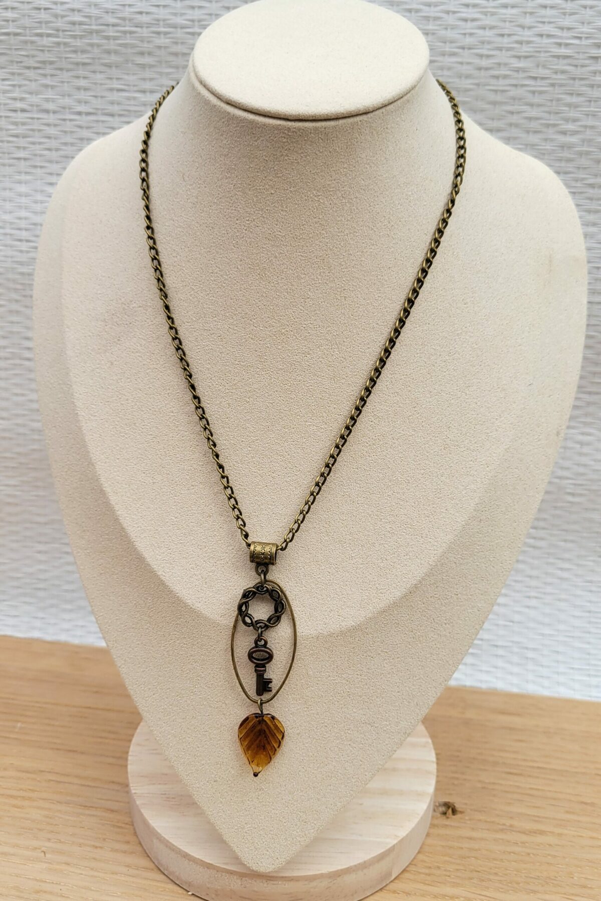 Collier pendentif clé et feuille
