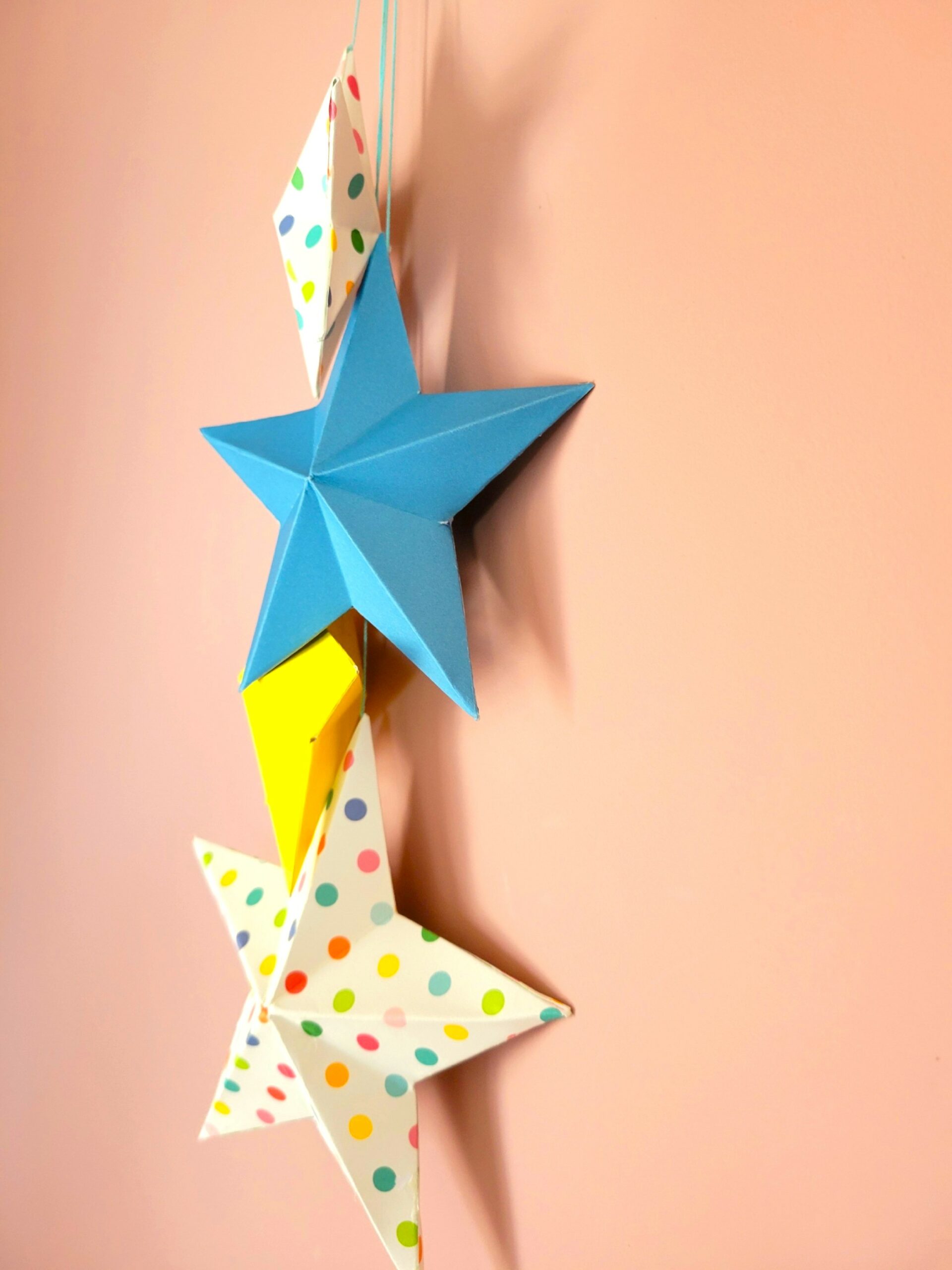 Créez une atmosphère magique dans la chambre avec cette décoration étoile papier qui transforme l'espace en ciel étoilé. Cette suspension murale colorée apporte douceur et fantaisie à l'univers de votre enfant.