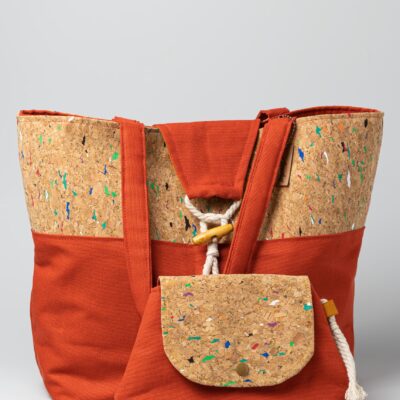 Sac cabas en toile terracotta et liège multicolore avec sa pochette assortie posée devant