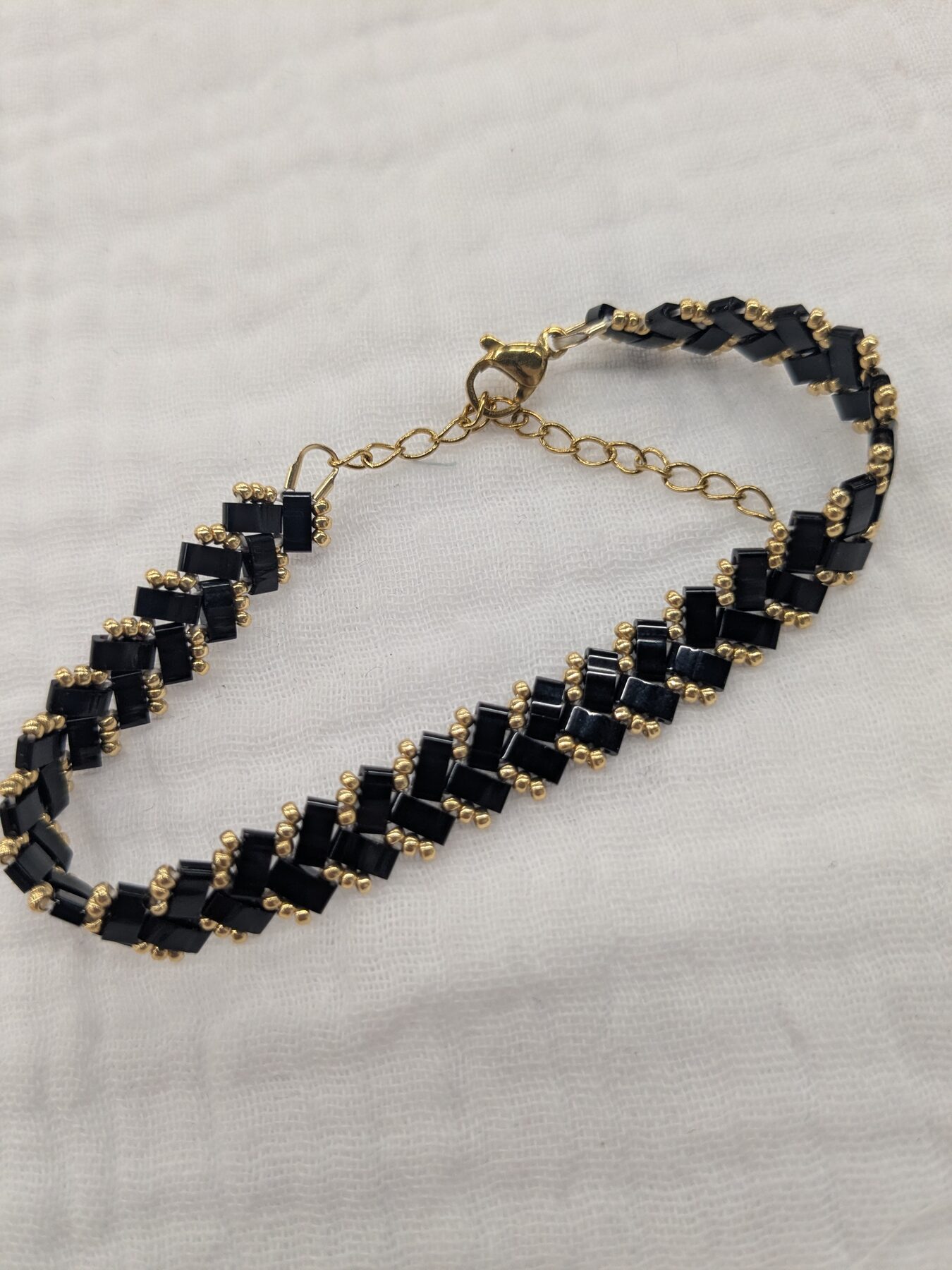 Bracelet chevrons en perles Miyuki noir et doré