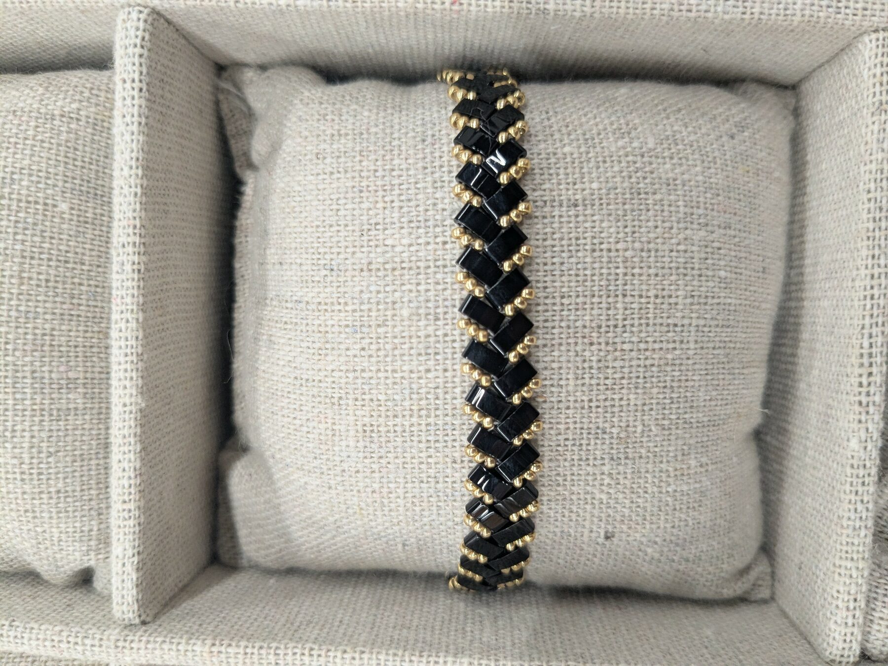 Bracelet chevrons en perles Miyuki noir et doré – Image 2