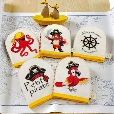 Mini-gants enfant en éponge de bambou – Fait main, motif pirate 🏴☠️