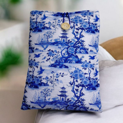 Pochette protège-livre, tablette ou liseuse molletonnée motif japonais bleu – Fait main en tissu imperméable