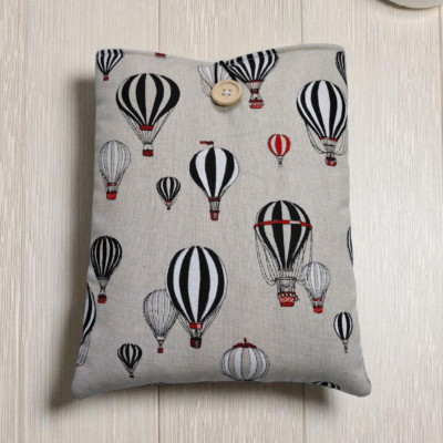 Pochette protège-livres, tablettes et liseuses motif montgolfière – fait main en toile de coton Oeko-Tex – 2 tailles disponibles