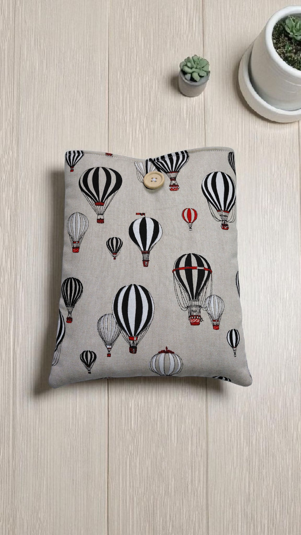 Pochette protège-livres, tablettes et liseuses motif montgolfière – fait main en toile de coton Oeko-Tex – 2 tailles disponibles