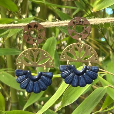 Boucles d’oreilles « Les Solaires » en pâte polymère bleu marine