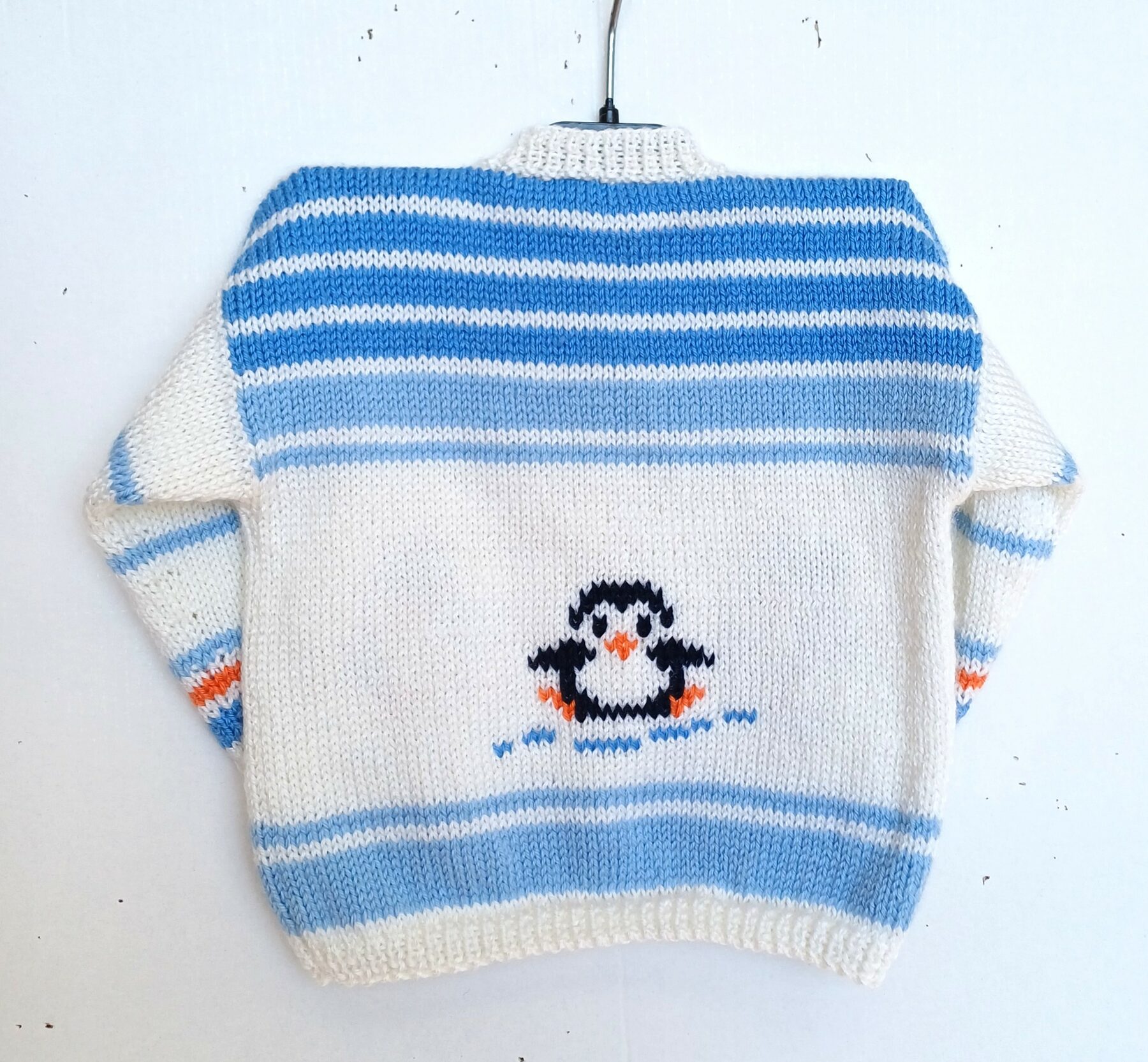 Gilet bébé tricot, fait main, taille 6 mois, avec des pingouins – Image 2