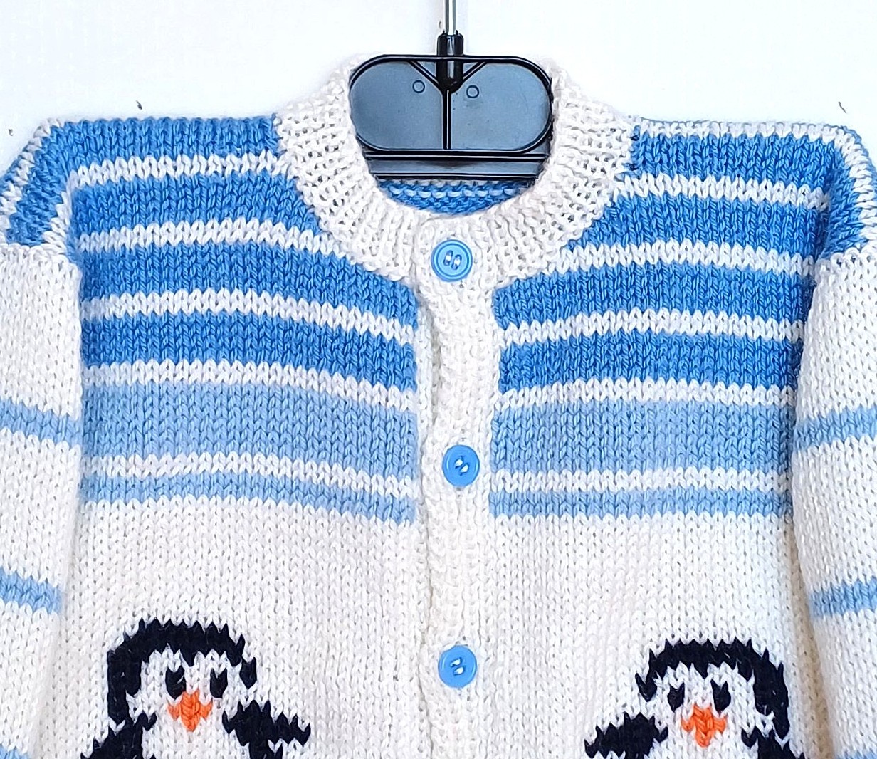 Gilet bébé tricot, fait main, taille 6 mois, avec des pingouins – Image 5