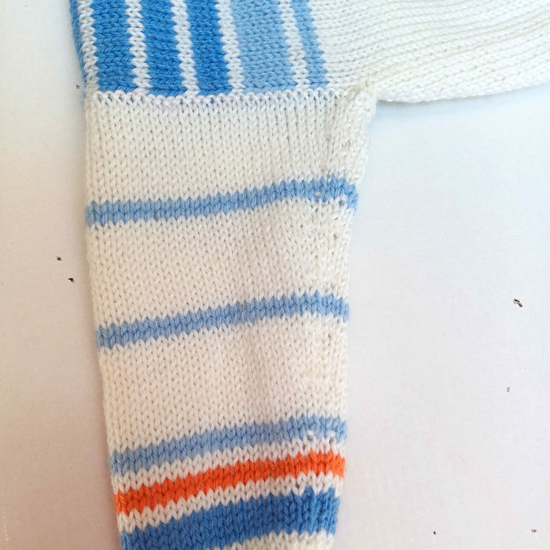 Gilet bébé tricot, fait main, taille 6 mois, avec des pingouins – Image 6